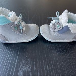 Toddler Merrill suede snow boots. GUC some darker wear marks form weather.
